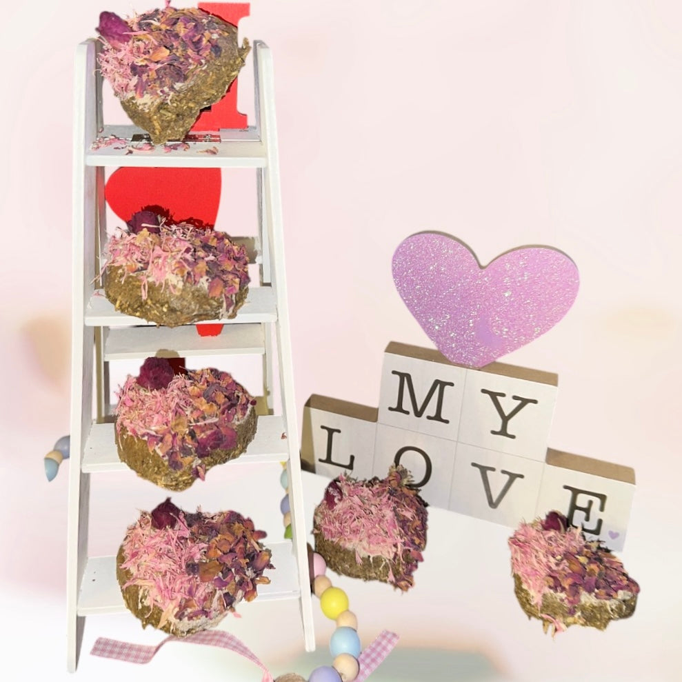 HOPPY HEART, Delightful, Delicious hand crafted Organic Heart shaped Premium Hay Based treats|Bunnys, Guinea Pigs, Mice, Rats, Gerbils, Small Animals