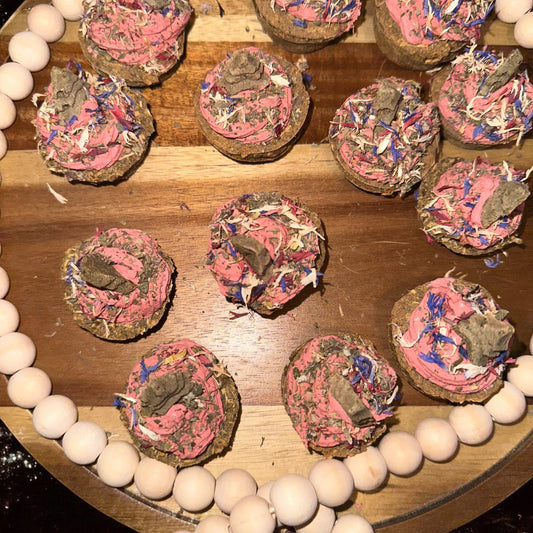 Holly Jolly Scrumptious Holiday Celebration Cupcakes; Bunny/Guinea Pig/Small Animals